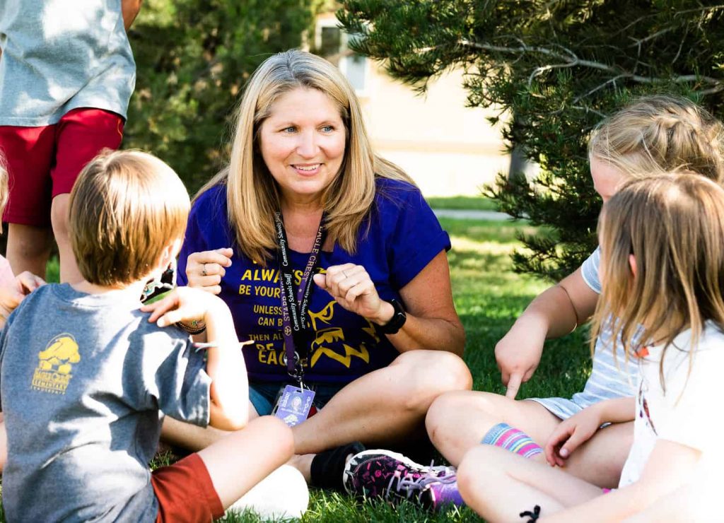 Melodie Erdmann trabajando al aire libre con los niños de las Escuelas Comunitarias